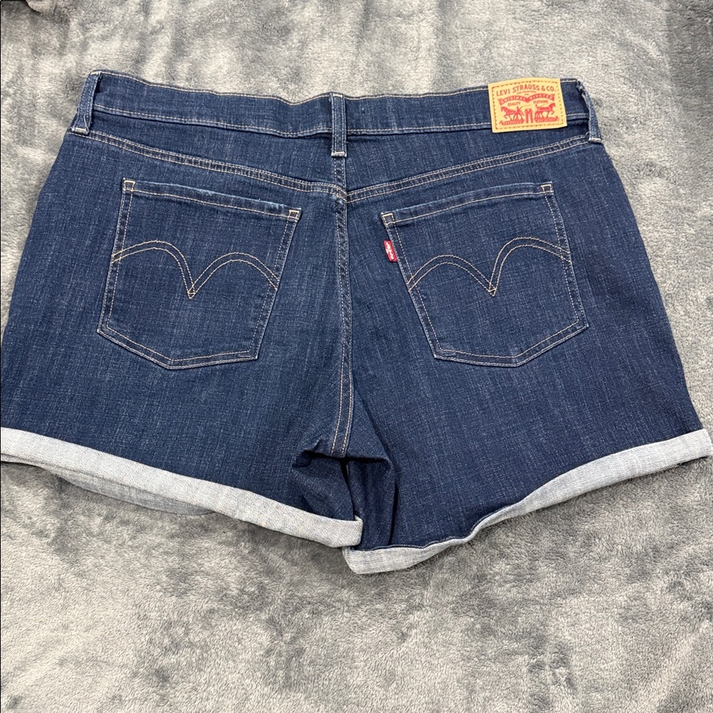 Levi’s Mid Length Shorts - Picture 3 of 5